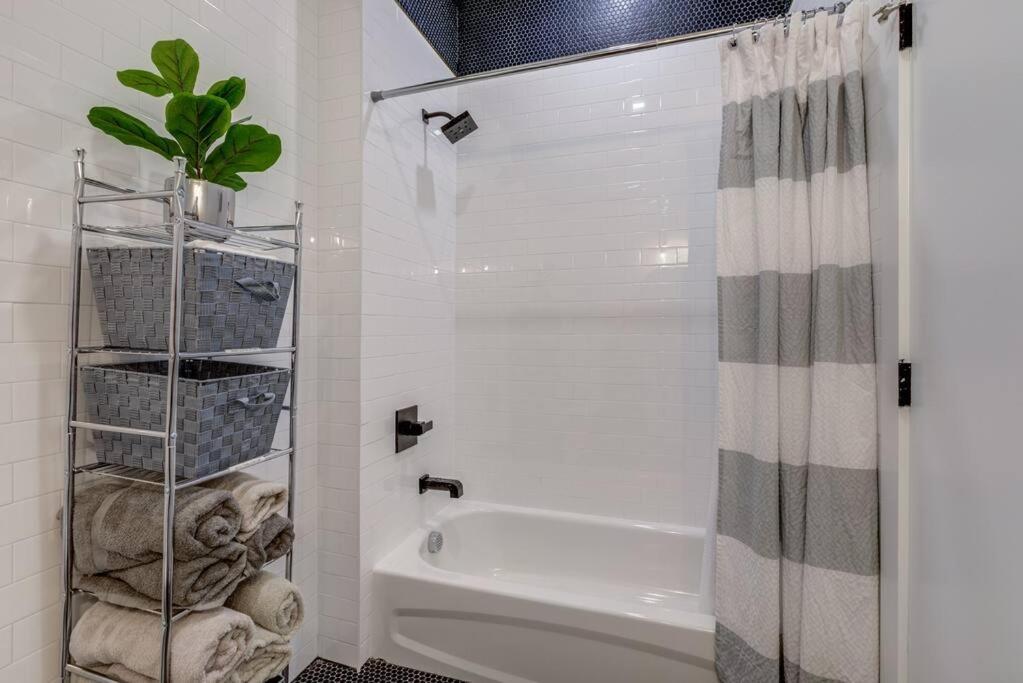 Luxury Designer Theme 2Br Apt Near Nyc / Thepath Appartement Newark Buitenkant foto